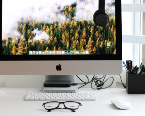 turned on silver imac with might mouse and keyboard